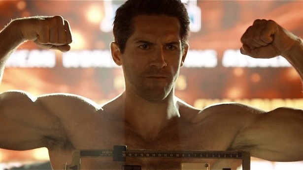 Scott Adkins doet Jean-Claude Van Damme na