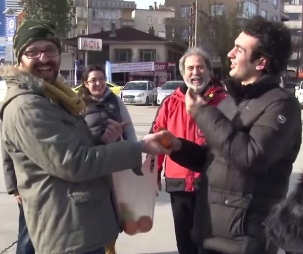 YouTube-hit: Dove jongen verrast met gebarentaal in de hele buurt