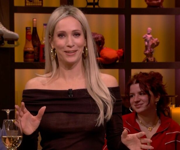 Hélène Hendriks baart opzien met doorschijnend truitje in De Oranjewinter: internet gaat los