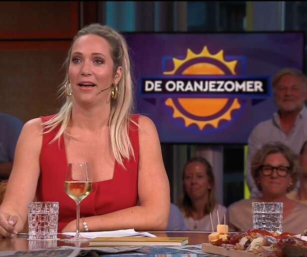 Gezang en taart voor jarige Hélène Hendriks