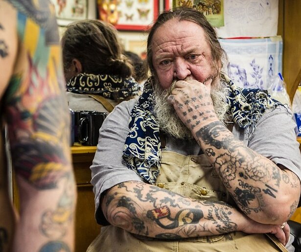 Kleurrijk portret van Henk Schiffmacher