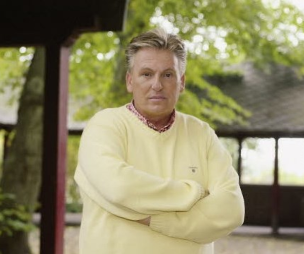 Henny Huisman gewond na schillen appel