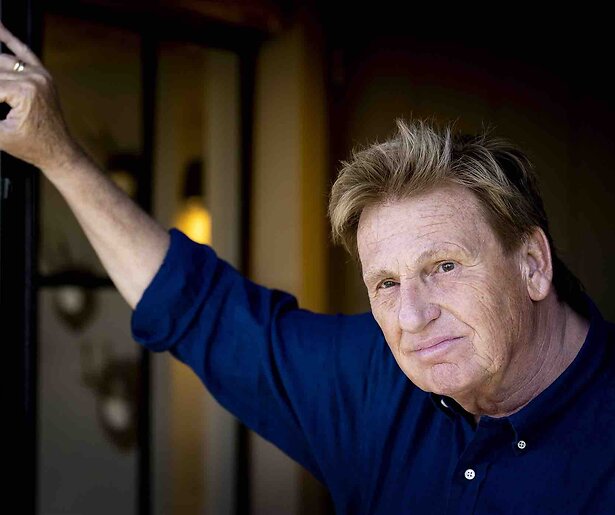 Henny Huisman breekt voet en zit voorlopig in een rolstoel 