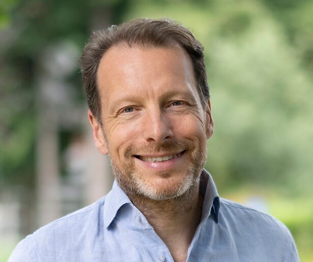 De Vierdaagse-deelnemers lopen op Roze Woensdag door het Land van Maas en Waal