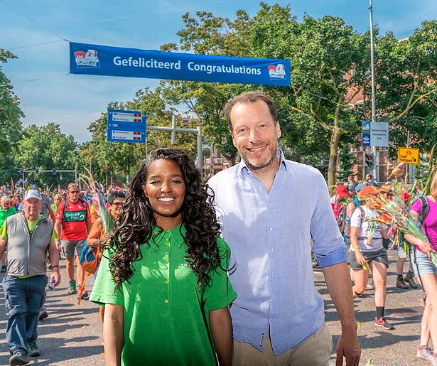 De wandelaars van de Nijmeegse Vierdaagse worden tijdens de slotdag onthaald op de Via Gladiola