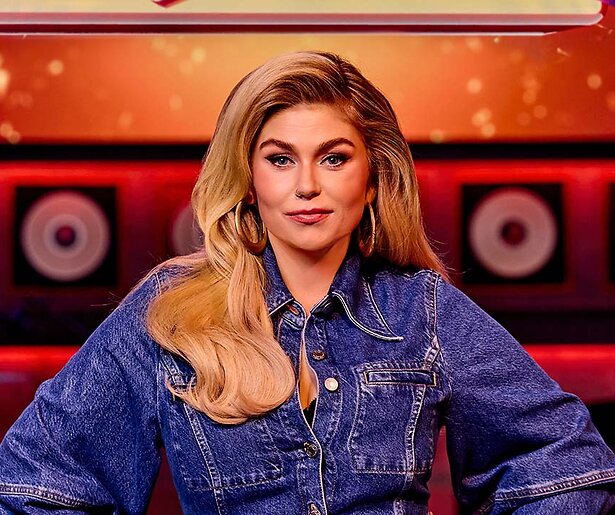 Roxeanne Hazes ontvangt een nieuwe lading volkszangers in Het Holland Huis op SBS6