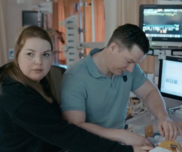 De pasgeboren baby Alex ondergaat een openhartoperatie in de laatste aflevering van Het Kinderziekenhuis