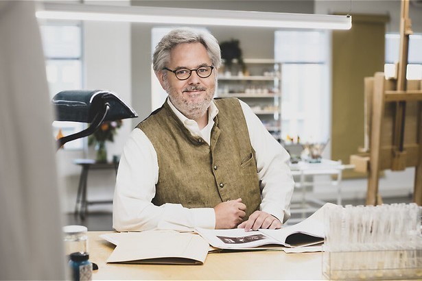 Twee schilderijen in een