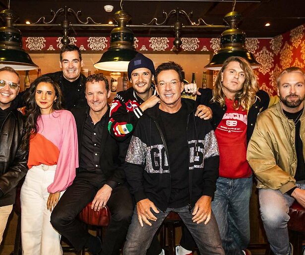 Luidkeels meezingen tijdens Holland Zingt Hazes 2023 op Videoland