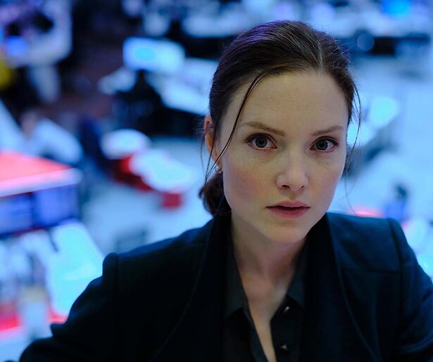 Gregory doet Isaac een verleidelijk aanbod in The Capture