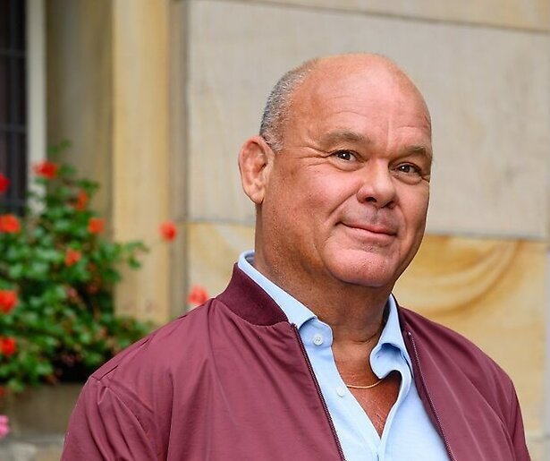 De TV van gisteren: Kijkcijferdrama voor Kees Tol, laatste Hotel Hollandia