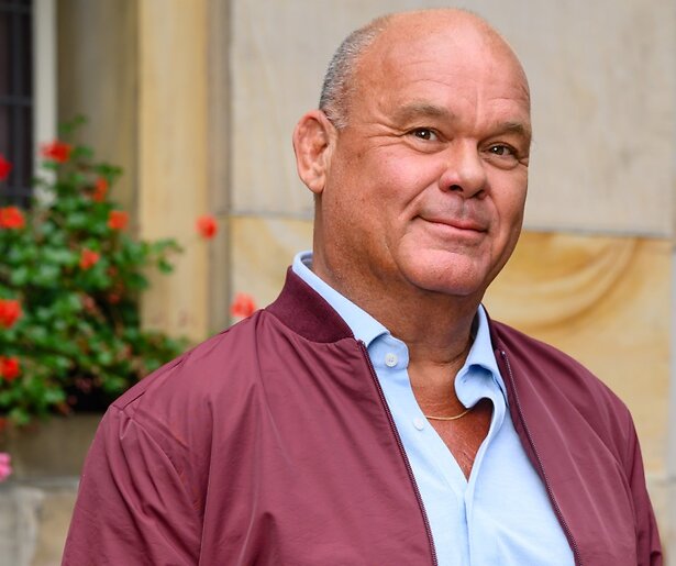Paul de Leeuw reageert op kritiek op eerste aflevering Hotel Hollandia