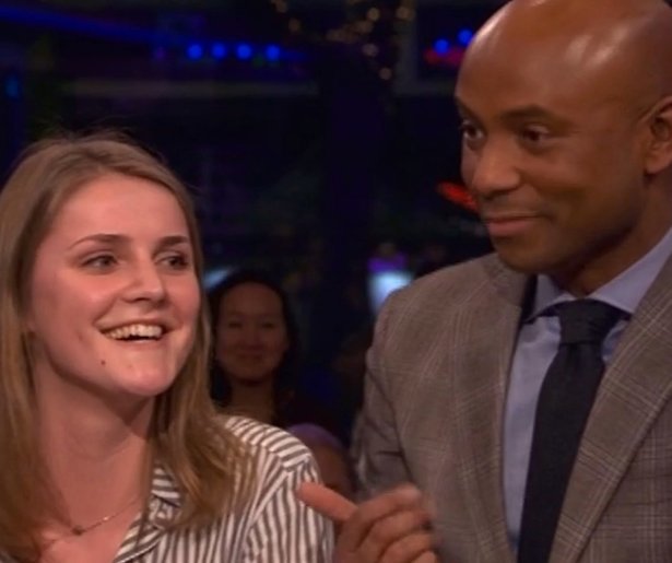 Studente Yvonne verbijstert Humberto, Art en Victor bij RTL Late Night