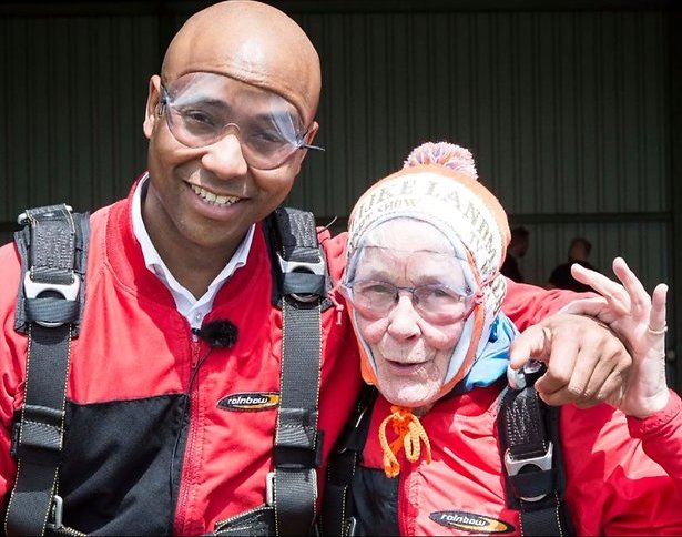 Videosnack: 80-jarige Jeannette springt uit vliegtuig met Humberto Tan