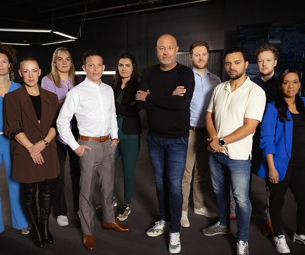 Wie is de voice-over van Hunted?