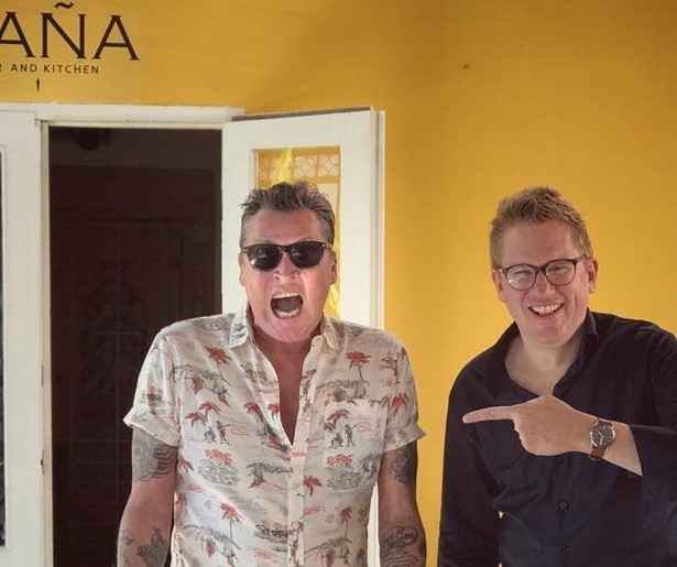 Jaïr gaat in High Society op de koffie bij Barry Hay