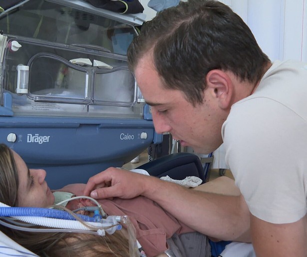 Anne-Mar Zwart krijgt een update over de pasgeboren Cas in Handen aan de Couveuse