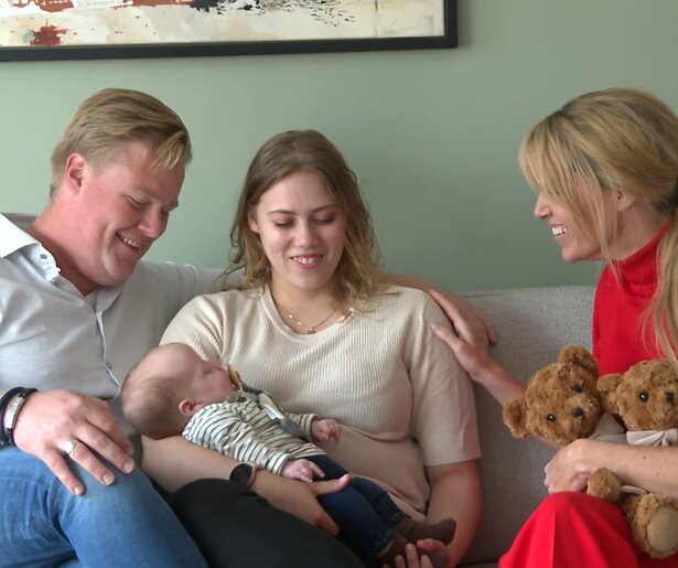 Anne-Mar Zwart gaat in Handen aan de Couveuse langs bij Eline en Kevin die leven in een periode vol geluk én verdriet