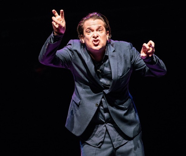 Lachen maar: NPO3 zendt een tv-registratie uit van Hans Teeuwen: Nou Lekker Dan