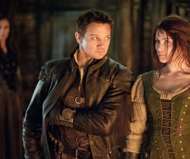 Jeremy Renner heeft het gemunt op heksen in Hansel & Gretel: Witch Hunters