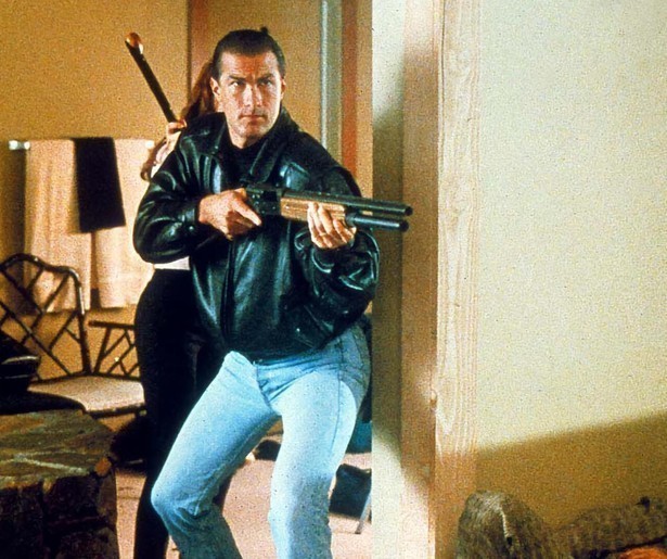 Steven Seagal raak je niet zomaar kwijt in Hard to Kill