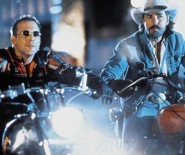 Mickey Rourke en Don Johnson weten van wanten in Harley Davidson and the Marlboro Man
