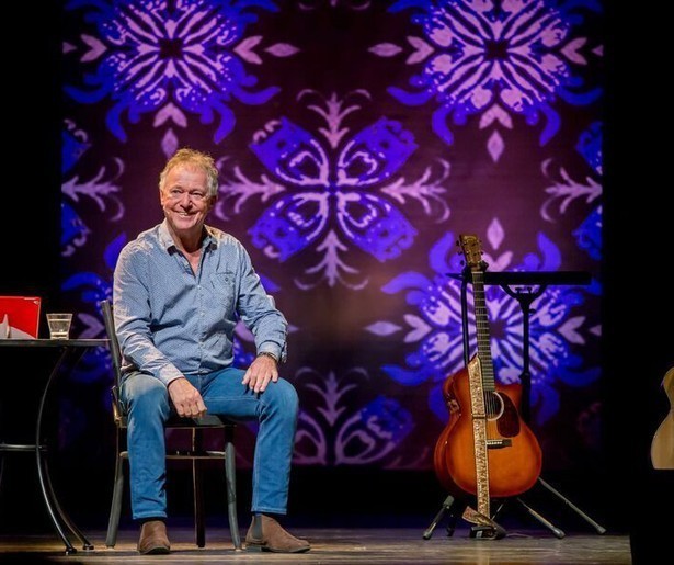 NPO 3 zendt op deze datum de tv-registratie van Harrie Jekkers' Achter de Duinen uit