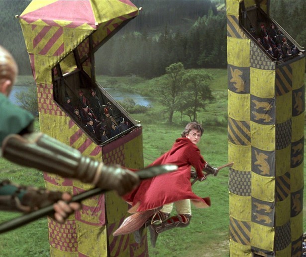 Daniel Radcliffe moet weer een jaar op Zweinstein zien te overleven in Harry Potter and the Chamber of Secrets