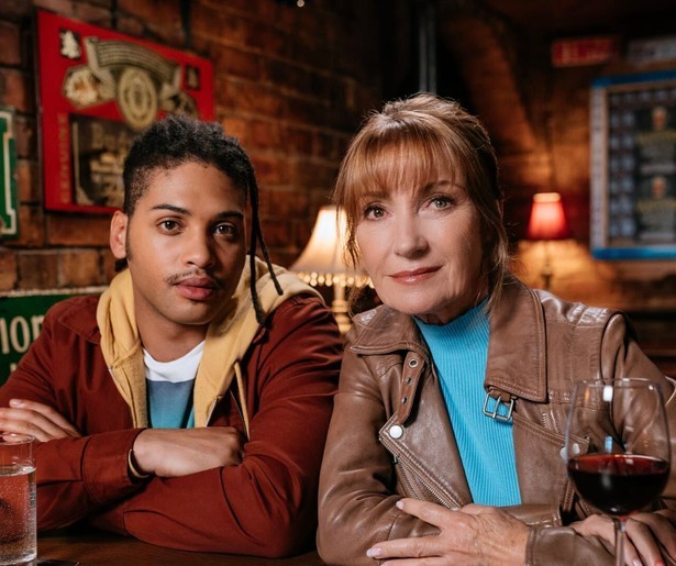 Je ziet het nieuwste seizoen van de luchtige misdaadserie Harry Wild bij BBC NL