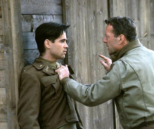 Jurist Colin Farrell behandelt een zaak in zeer lastige omstandigheden in Hart's War