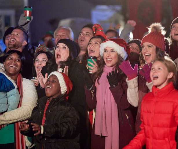 Het leven van Lacey Chabert is nog altijd niet rustig in Haul Out the Holly: Lit Up