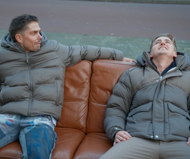 André en Mart belanden in Hazes & Hoogkamer: Tot Uw Dienst op plekken uit hun ergste nachtmerries