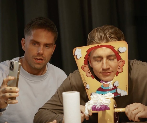 André en Mart proberen een groot gezin te managen in Hazes & Hoogkamer: Tot uw Dienst