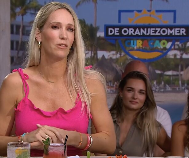 Hélène Hendriks stelt kijkers gerust na angstig moment in De Oranjezomer
