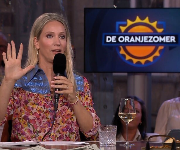 Hélène Hendriks toont halve vinger in De Oranjezomer
