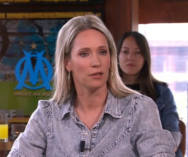 Kijkers verbaasd: Hélène Hendriks ‘live’ op twee zenders te zien