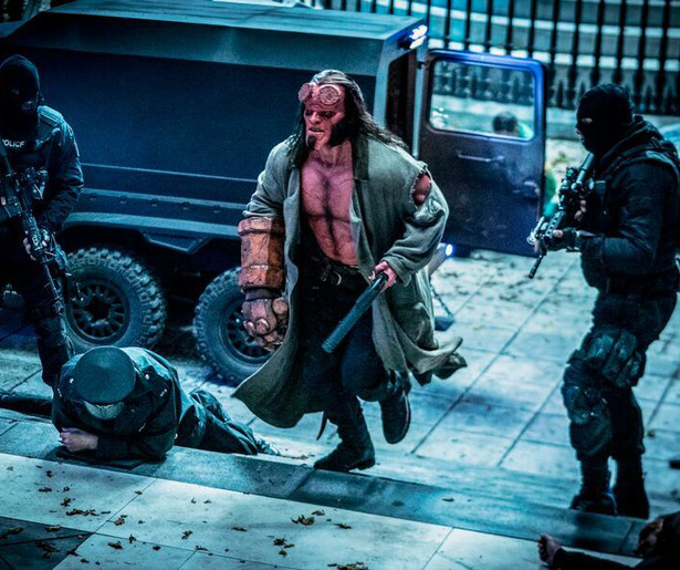 David Harbour neemt het op tegen de Bloedkoningin in Hellboy