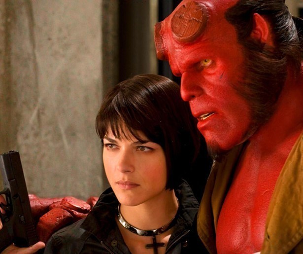 Ron Perlman heeft zijn handen vol aan Luke Goss in Hellboy II: The Golden Army