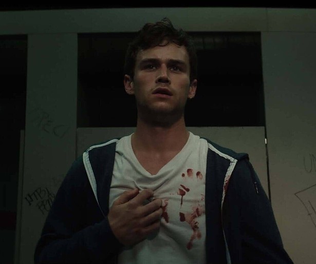 Een jonge vrouw wordt geconfronteerd met een mysterieuze puzzeldoos in Hellraiser