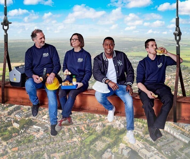 John Williams moet ingrijpen bij de opbouw van een huis in Help, Mijn Man is Klusser!