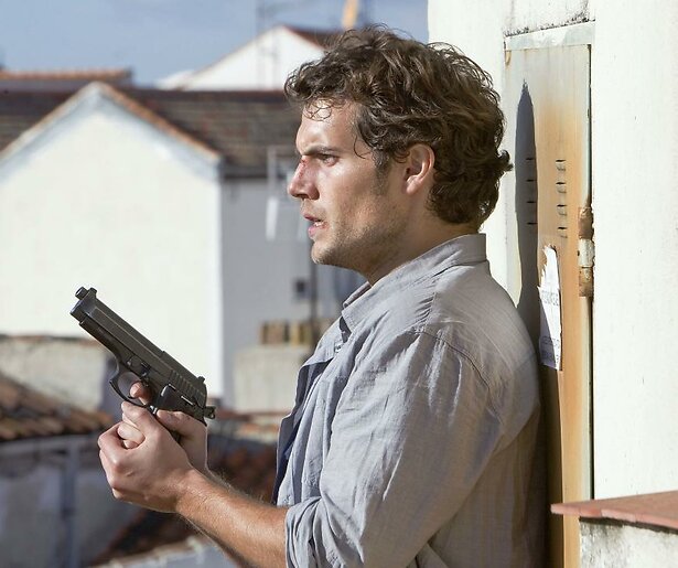 De familie van Henry Cavill is ineens spoorloos verdwenen in The Cold Light of Day