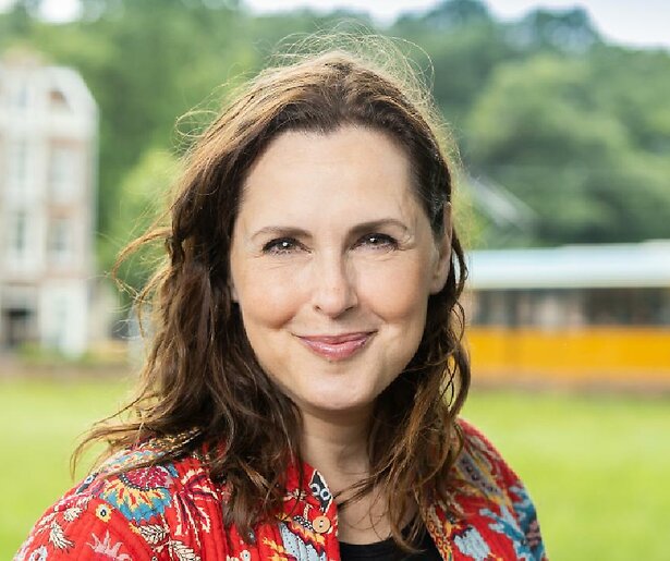 Anniko van Santen presenteert ook dit jaar Herinneringen voor het Leven: 'De verhalen gaan door merg en been' 