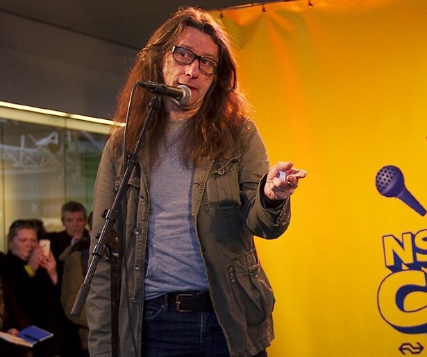 Zo ziet Herman Brusselmans eruit zonder lang haar