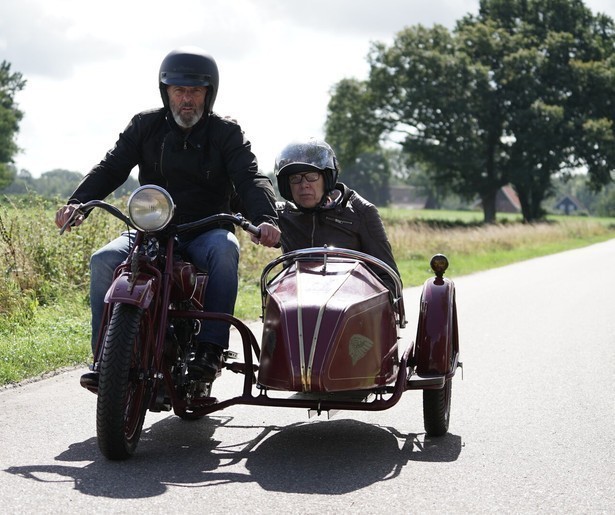 Huub Stapel en Wim Daniëls reizen af naar Tilligte, Reusel en Nieuwerkerk in Het Dorp