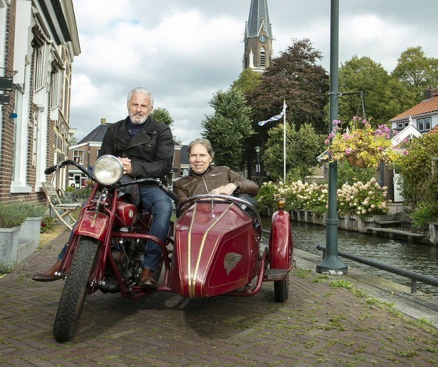 Huub Stapel en Wim Daniëls doorkruisen Nederland op de motor in Het Dorp