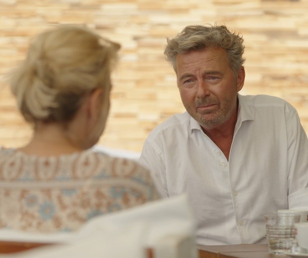 Bert van Leeuwen zoekt naar de reden van de ruzie in Het Familiediner