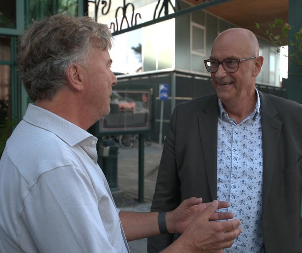 Krijgt Bert van Leeuwen deze familie in de limousine in Het Familiediner?