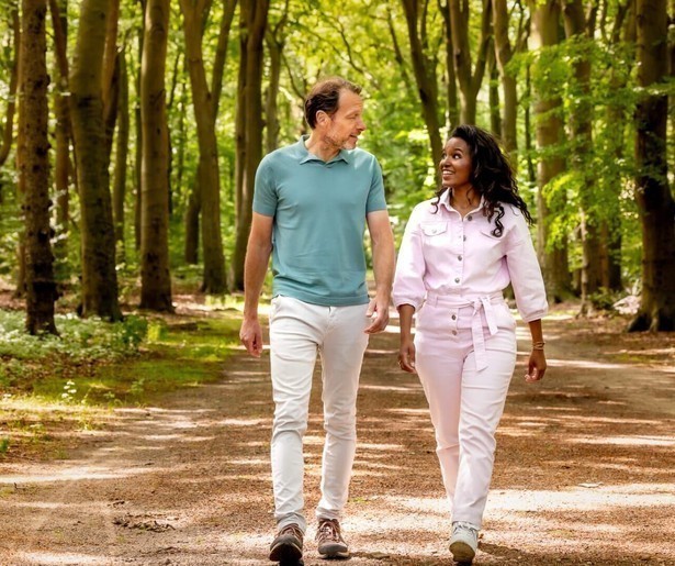 Sosha Duysker en Herman van der Zandt spreken met een militair in Het Gevoel van de Vierdaagse