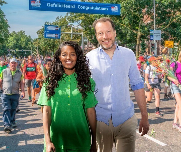 Het Gevoel van de Vierdaagse loopt tijdens de derde wandeldag mee door de wijngaarden