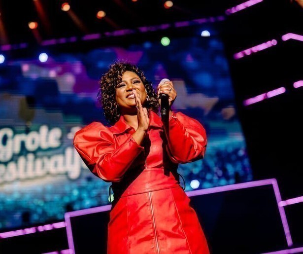 Edsilia Rombley zingt een special versie van Hemel en Aarde op Het Grote Songfestivalfeest